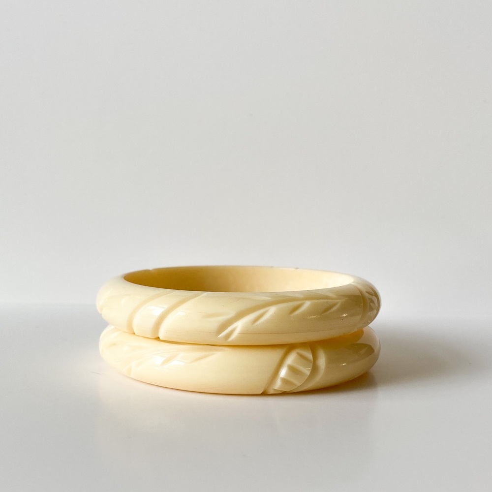Ivory Color Vintage Inspired Lucite Bangle